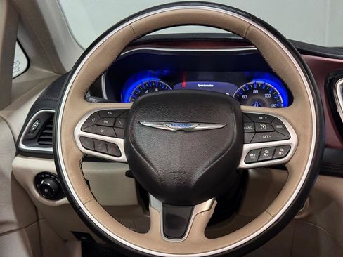 Used 2017 Chrysler Pacifica Limited w/ Advanced Safetytec Group FWD image 14