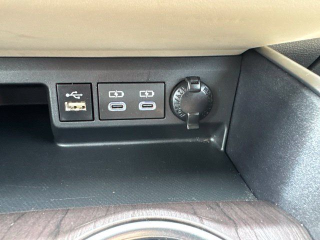 Used 2024 Toyota Highlander Limited AWD/4WD image 15