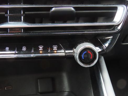 Used 2025 Chevrolet Traverse LT image 31