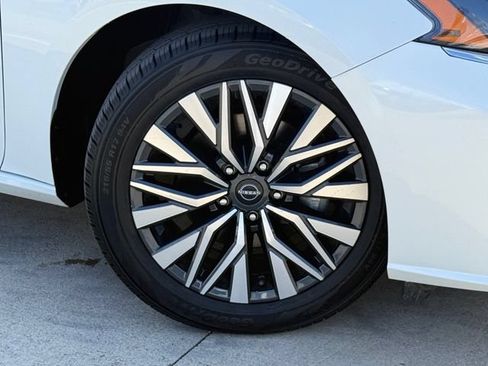 Used 2024 Nissan Altima 2.5 SV FWD image 2