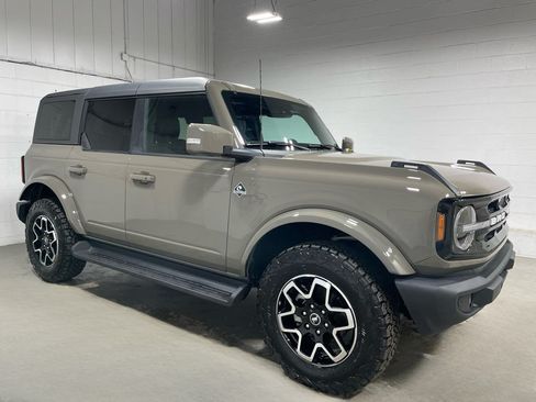 Used 2025 Ford Bronco Outer Banks AWD/4WD image 3