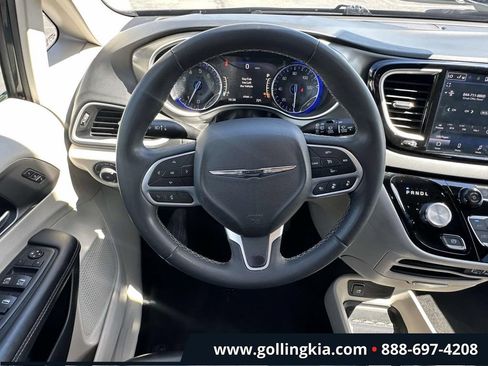 Used 2023 Chrysler Pacifica Touring-L FWD image 13