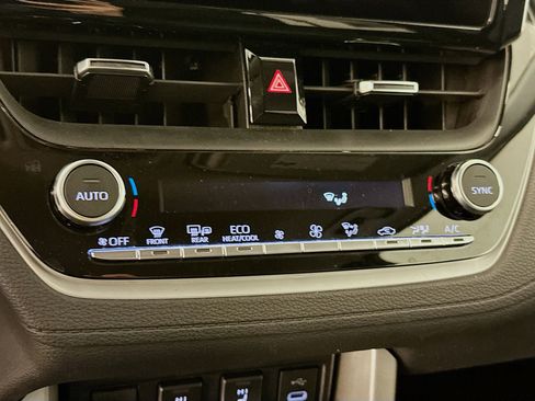 Used 2024 Toyota Corolla Cross XLE image 24