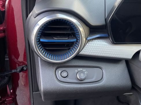 Used 2025 Chevrolet Trax LT w/ LT Convenience Package image 18