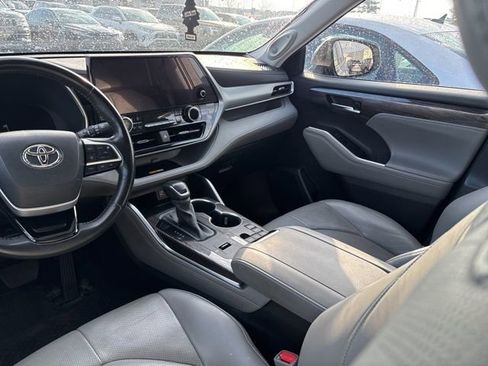 Used 2023 Toyota Highlander Platinum image 10