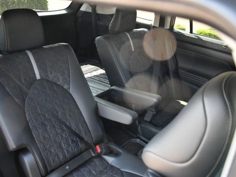 Used 2025 Toyota Highlander XLE image 29