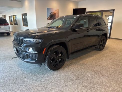 Used 2024 Jeep Grand Cherokee Limited w/ Black Appearance Package image 4