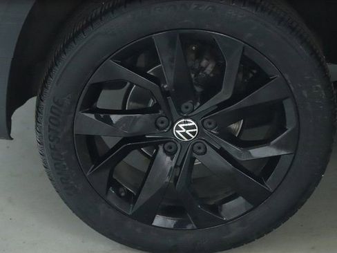 Used 2023 Volkswagen Taos SE w/ Panoramic Sunroof Package FWD image 12