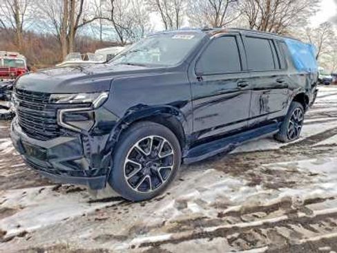 Used 2023 Chevrolet Suburban RST w/ Luxury Package AWD/4WD image 2