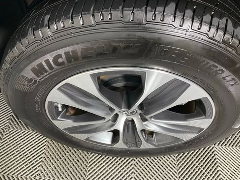 Used 2024 Toyota Highlander XLE image 7