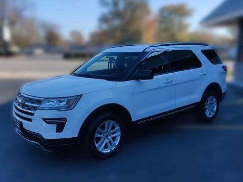 Used 2018 Ford Explorer XLT image 3