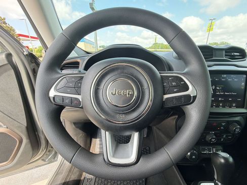 Used 2023 Jeep Renegade Latitude AWD/4WD image 16