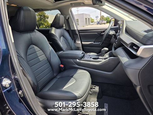 Used 2022 Toyota Highlander XLE FWD image 16