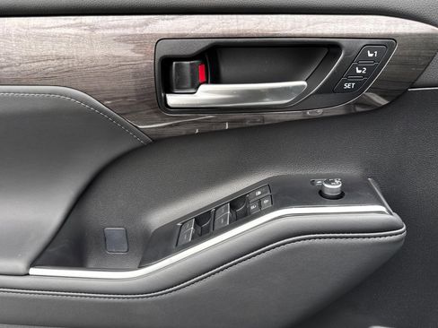 New 2025 Toyota Highlander Limited image 11