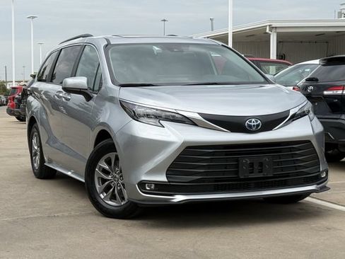 Used 2025 Toyota Sienna XLE FWD image 2