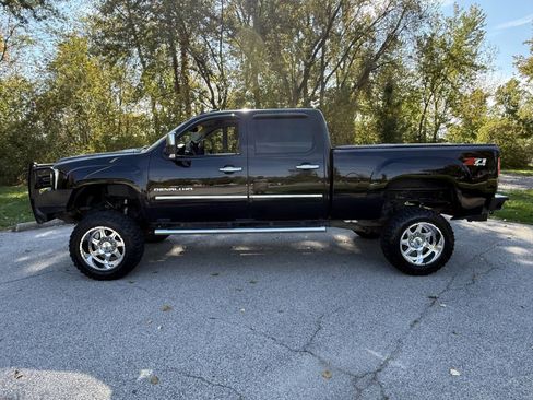 Used 2011 GMC Sierra 2500 Denali w/ Suspension Package, Off-Road image 2