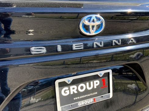 Used 2021 Toyota Sienna XLE image 9