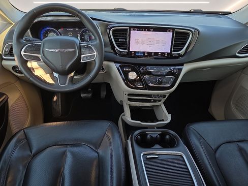 Used 2022 Chrysler Pacifica Touring-L FWD image 12
