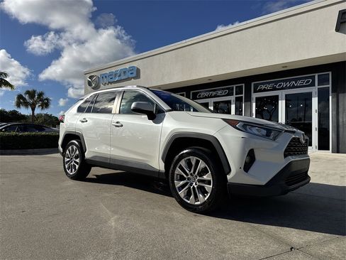 Used 2021 Toyota RAV4 XLE Premium image 23