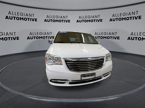 Used 2014 Chrysler Town & Country Limited w/ Luxury Group FWD image 5
