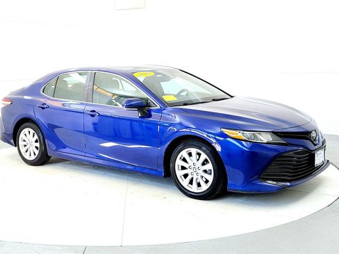 Certified 2018 Toyota Camry LE w/ Convenience Package image 7