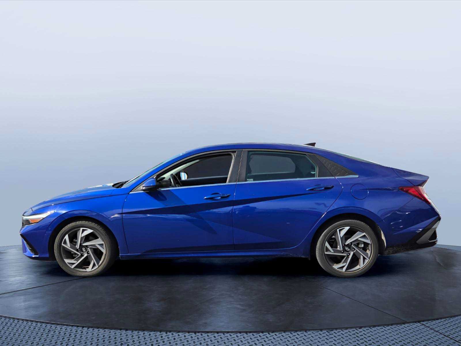 Used 2025 Hyundai Elantra SEL FWD image 3