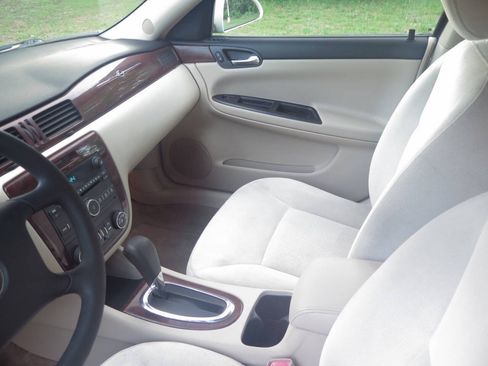 Used 2009 Chevrolet Impala LT FWD image 10