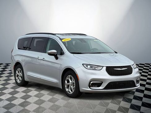 Used 2023 Chrysler Pacifica Limited FWD image 4