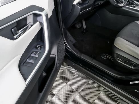 Used 2021 Toyota RAV4 XLE w/ Convenience Package image 7