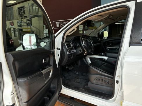 Used 2017 Nissan Titan PRO-4X w/ Pro-4x Convenience Package AWD/4WD image 10