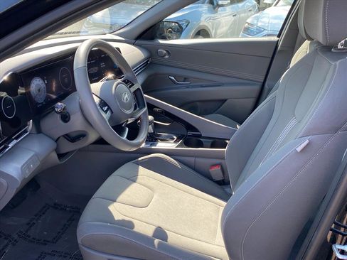Used 2025 Hyundai Elantra SEL FWD image 13
