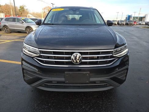Used 2024 Volkswagen Tiguan SE w/ Panoramic Sunroof Package image 2