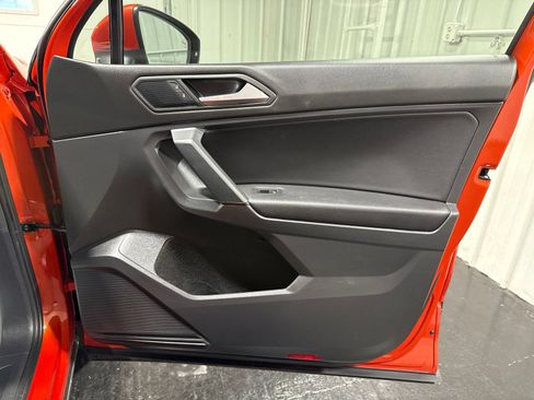 Used 2019 Volkswagen Tiguan SE w/ Panoramic Sunroof Package FWD image 11