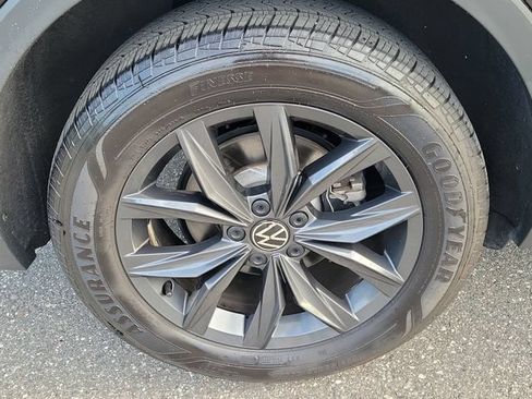 Certified 2024 Volkswagen Tiguan SE AWD/4WD image 5