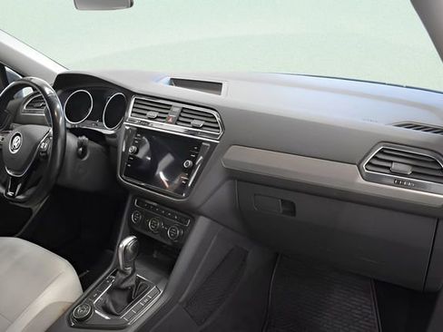 Used 2018 Volkswagen Tiguan SE w/ 3rd Row Seat Package AWD/4WD image 18
