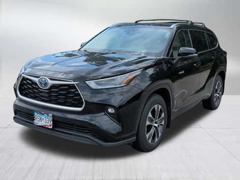 Used 2021 Toyota Highlander XLE AWD/4WD image 2