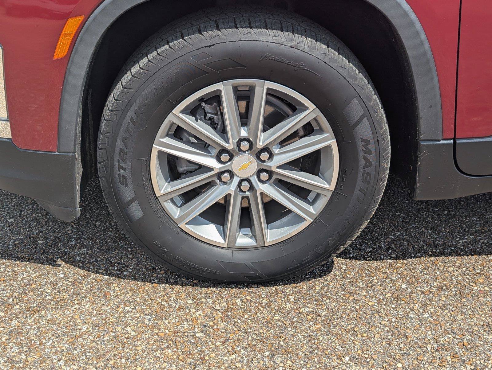 Used 2023 Chevrolet Traverse LT FWD image 9