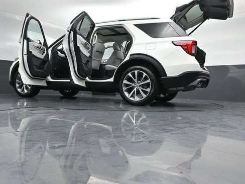 Certified 2025 Ford Explorer Platinum w/ Ultimate Package AWD/4WD image 59