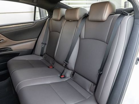 Used 2025 Lexus ES 300h w/ Premium Package FWD image 12