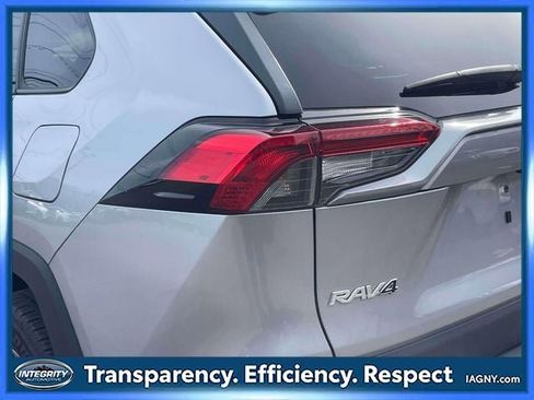 Certified 2022 Toyota RAV4 XLE w/ Carpet Mat Package (TMS) AWD/4WD image 11