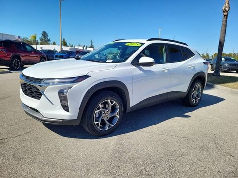 Certified 2025 Chevrolet Trax LT w/ LT Convenience Package image 2