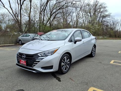 Used 2025 Nissan Versa SV image 3