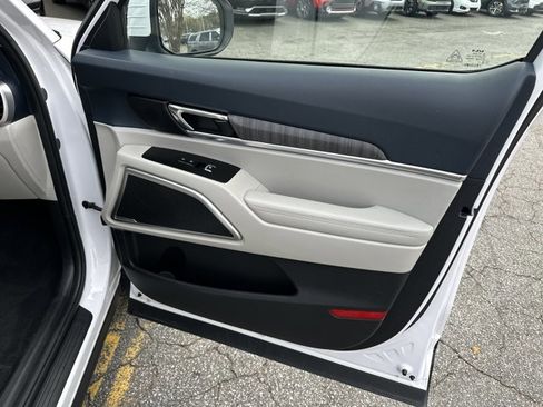Used 2024 Kia Telluride EX w/ EX Captain's Chair Package image 17