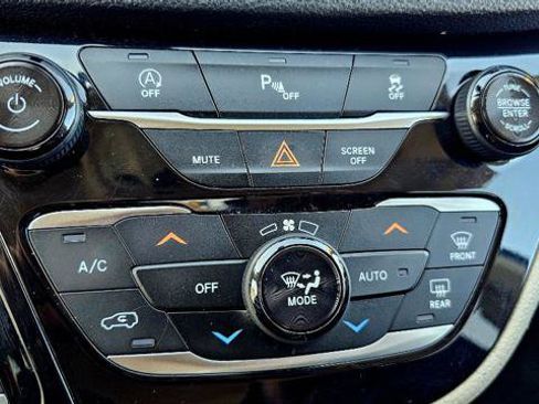 Used 2019 Chrysler Pacifica Limited FWD image 16