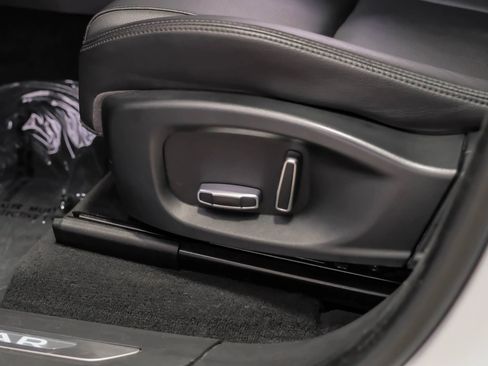 Used 2019 Jaguar F-PACE Premium image 30