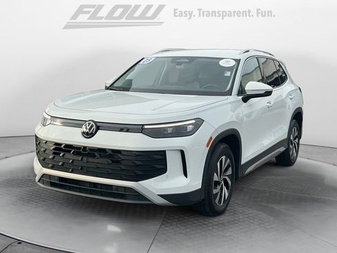 Certified 2025 Volkswagen Tiguan S image 4