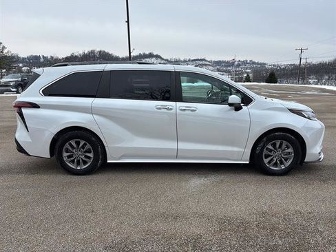 Used 2022 Toyota Sienna XLE image 4