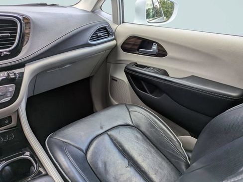 Used 2022 Chrysler Pacifica Limited w/ Uconnect Theater Family Group FWD image 19