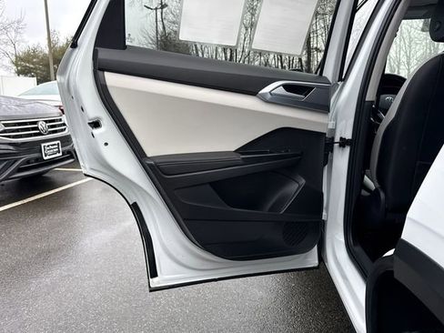 Certified 2025 Volkswagen Taos SE w/ Panoramic Sunroof Package image 24