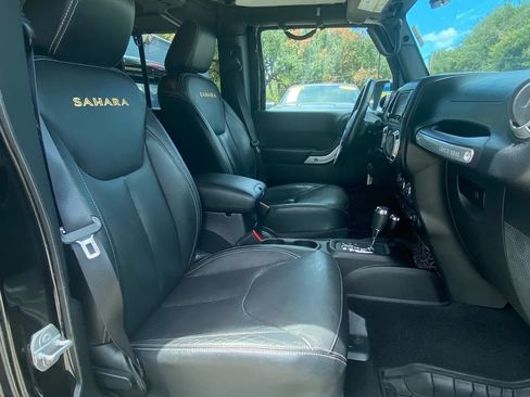 Used 2015 Jeep Wrangler Unlimited Sahara w/ Connectivity Group AWD/4WD image 13